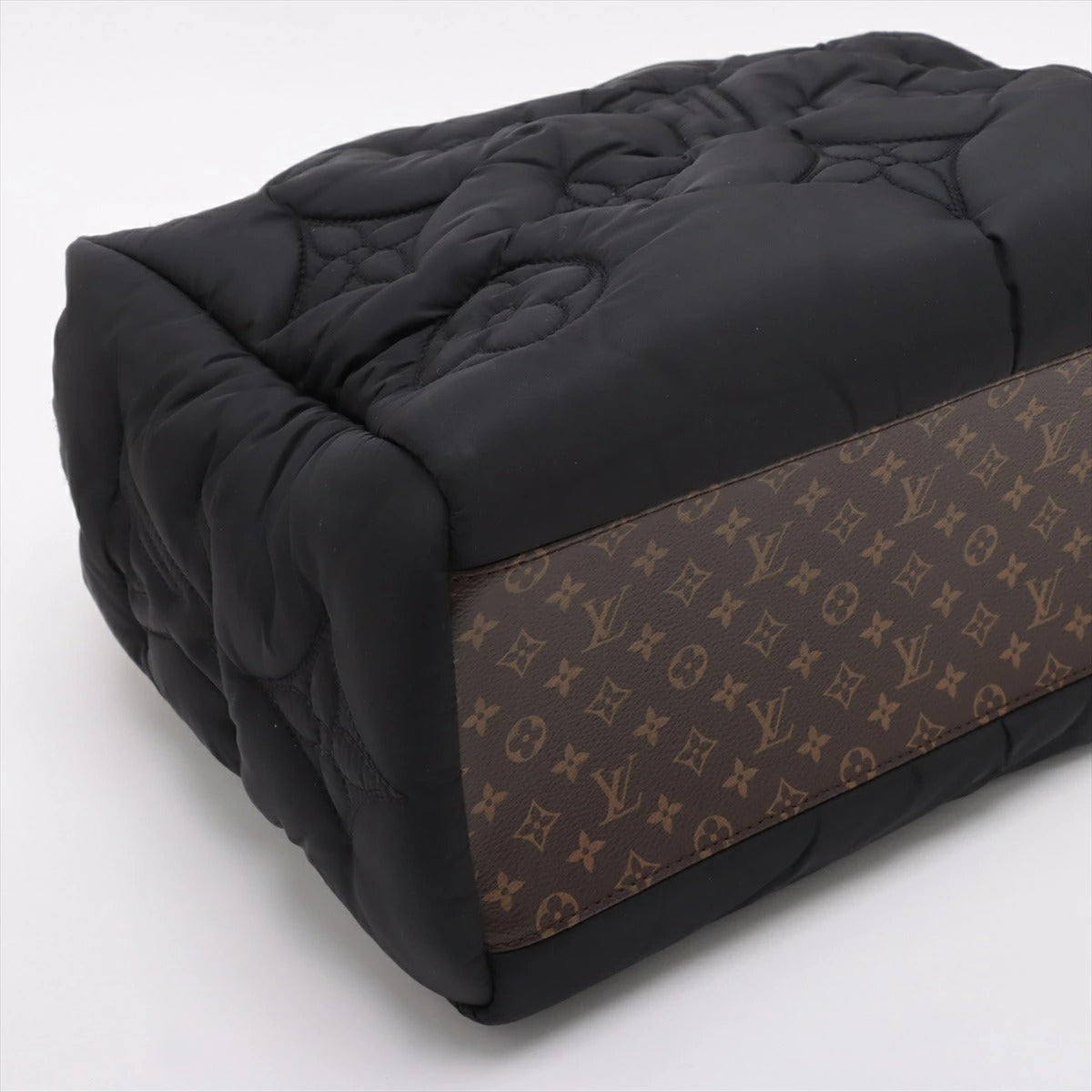 Louis Vuitton LV Pillow On The Go MM M21069 Tote Bag