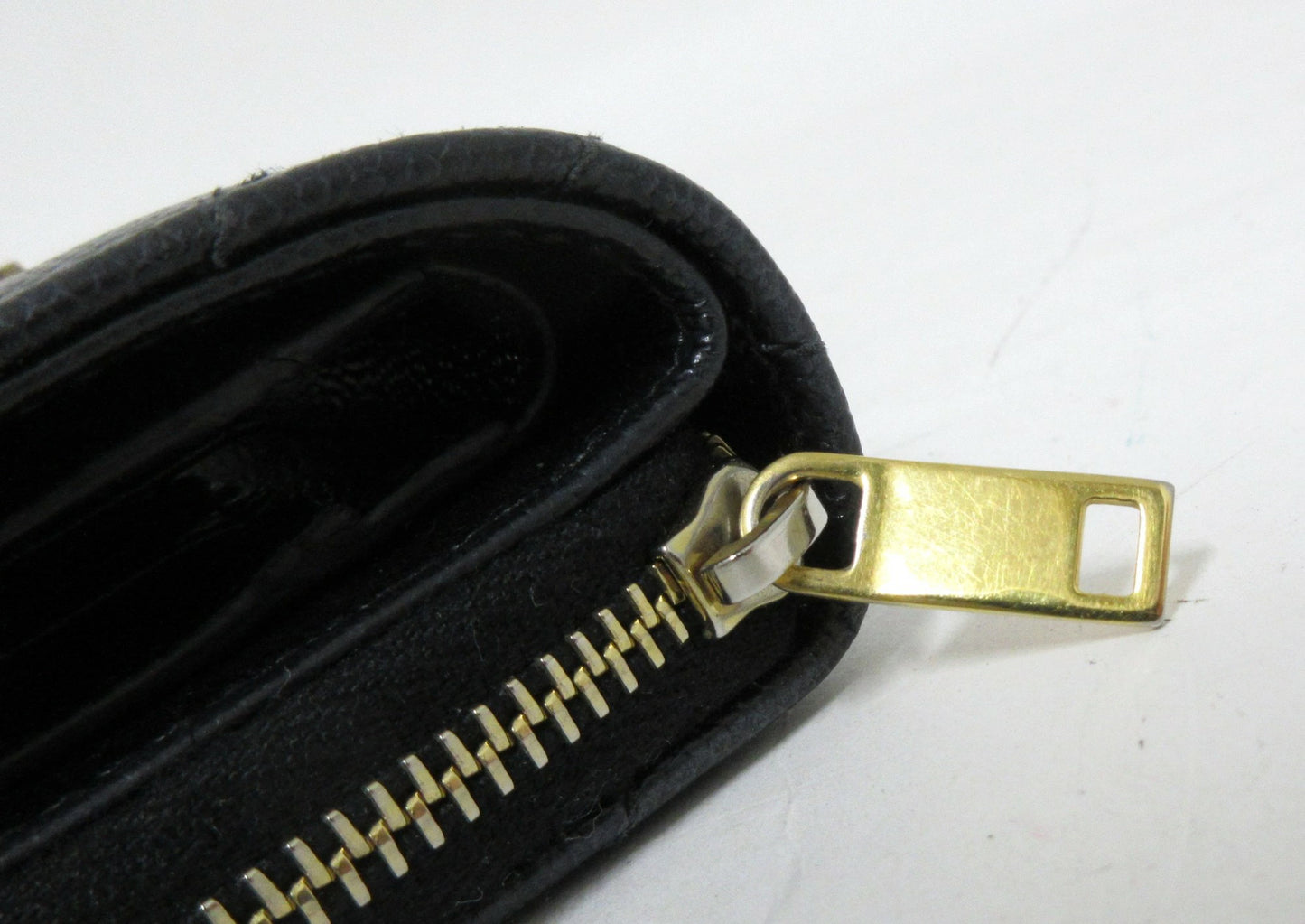 Yves Saint Laurent Paris V-stitch YSL logo leather compact wallet 403723